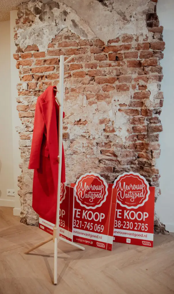 jas met verkoopborden mevrouw vastgoed