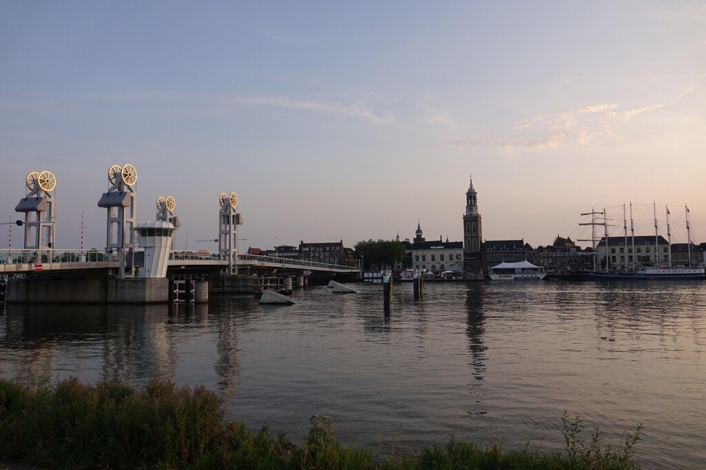stadsbrug in Kampen met water uitzicht