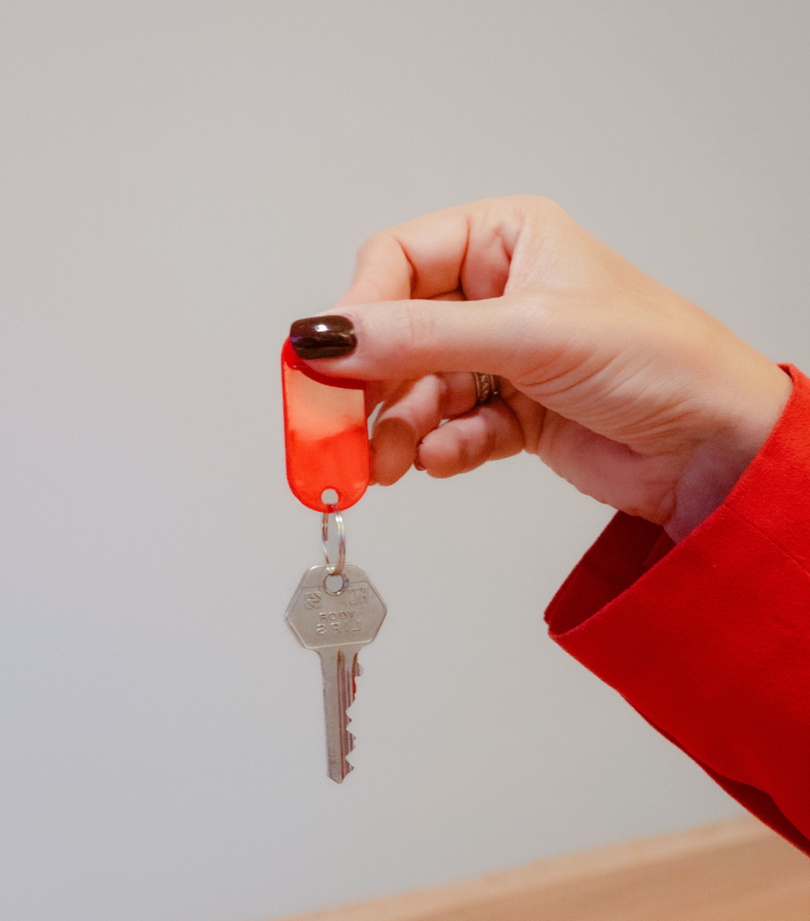 Vrouw met huissleutel bij aankoop van een woning